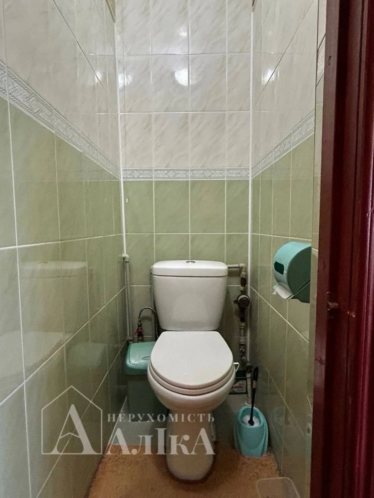 Продам велику 3-кімнатну квартиру в серці Старого міста