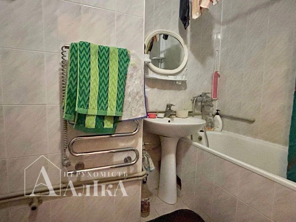 Продам велику 3-кімнатну квартиру в серці Старого міста