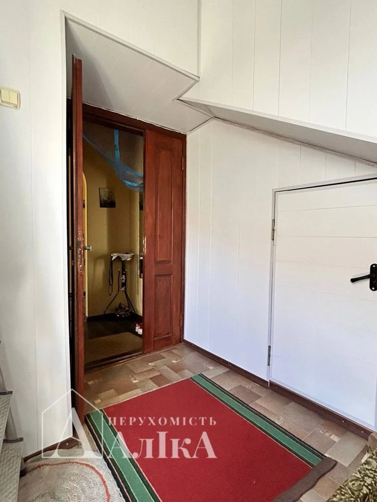 Продам велику 3-кімнатну квартиру в серці Старого міста