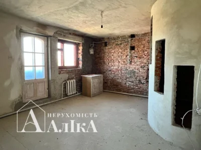 Продам дворівневу квартиру з власним гаражем