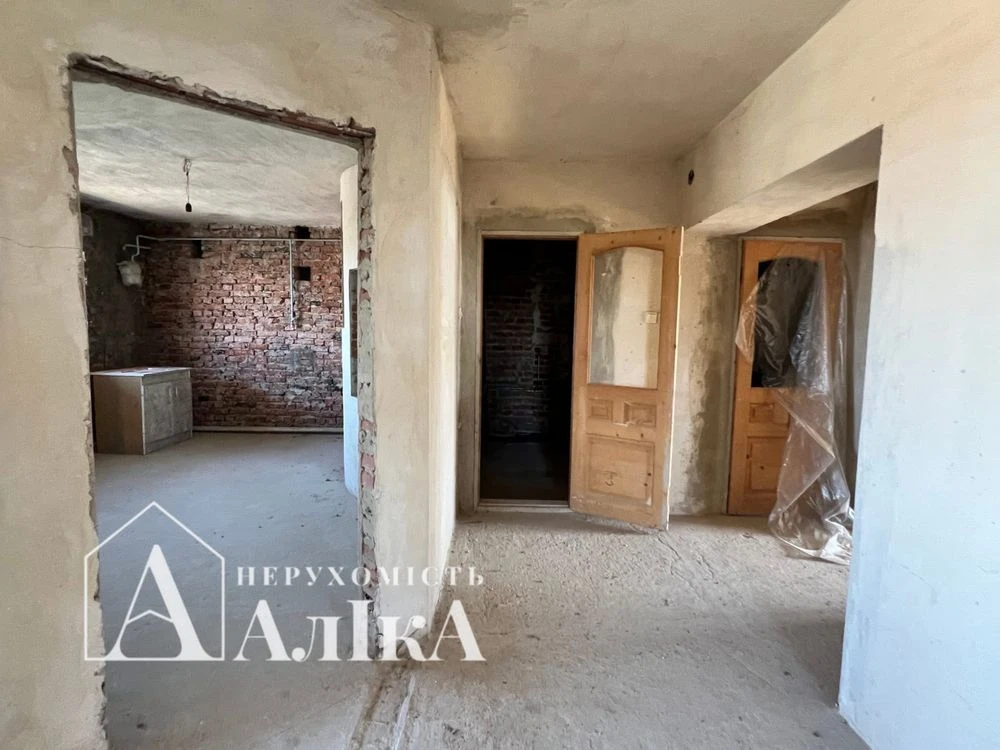 Продам дворівневу квартиру з власним гаражем