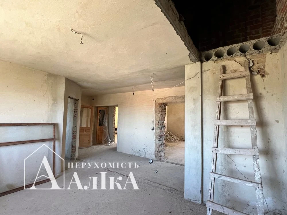 Продам дворівневу квартиру з власним гаражем