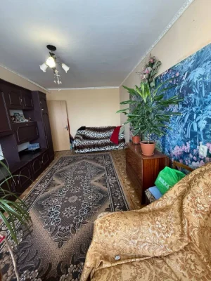 Продається 2 кімнатна секція .