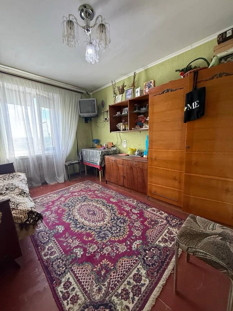 Продається 2 кімнатна секція .