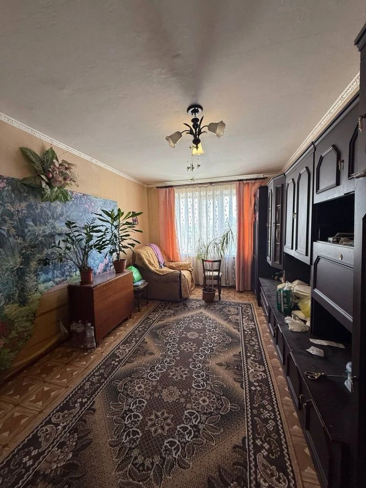 Продається 2 кімнатна секція .