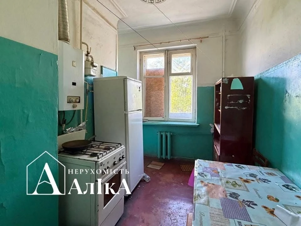 Продам велику 3-кімнатну квартиру під ремонт