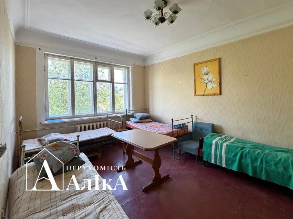 Продам велику 3-кімнатну квартиру під ремонт