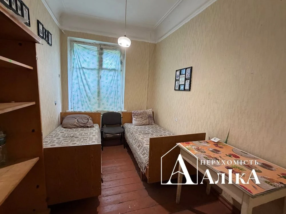Продам велику 3-кімнатну квартиру під ремонт