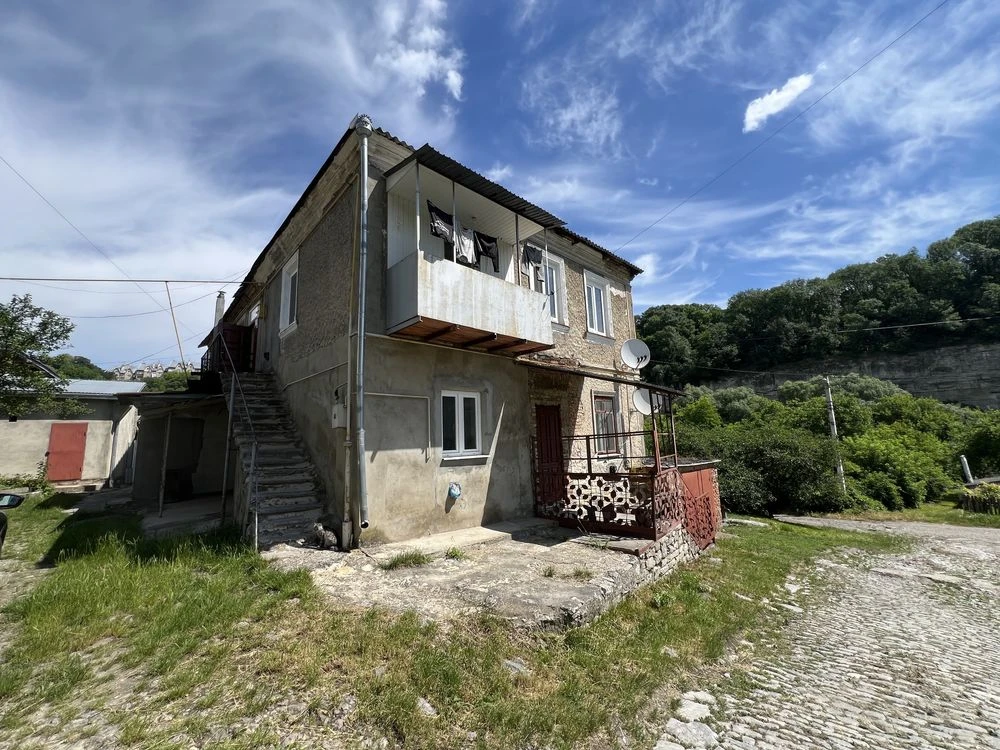 Продам 2-кімнатну квартиру з гаражем!