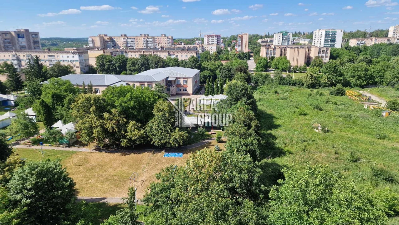 Продається велика 4-кімнатна квартира біля парку на мікрорай