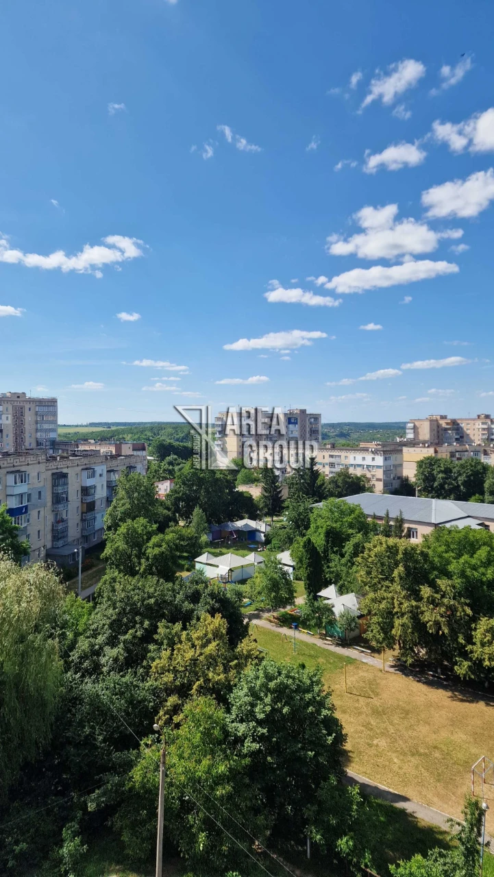 Продається велика 4-кімнатна квартира біля парку на мікрорай