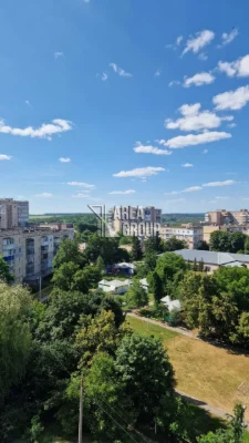 Продається велика 4-кімнатна квартира біля парку на мікрорай