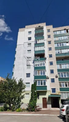 Продається велика 4-кімнатна квартира біля парку на мікрорай