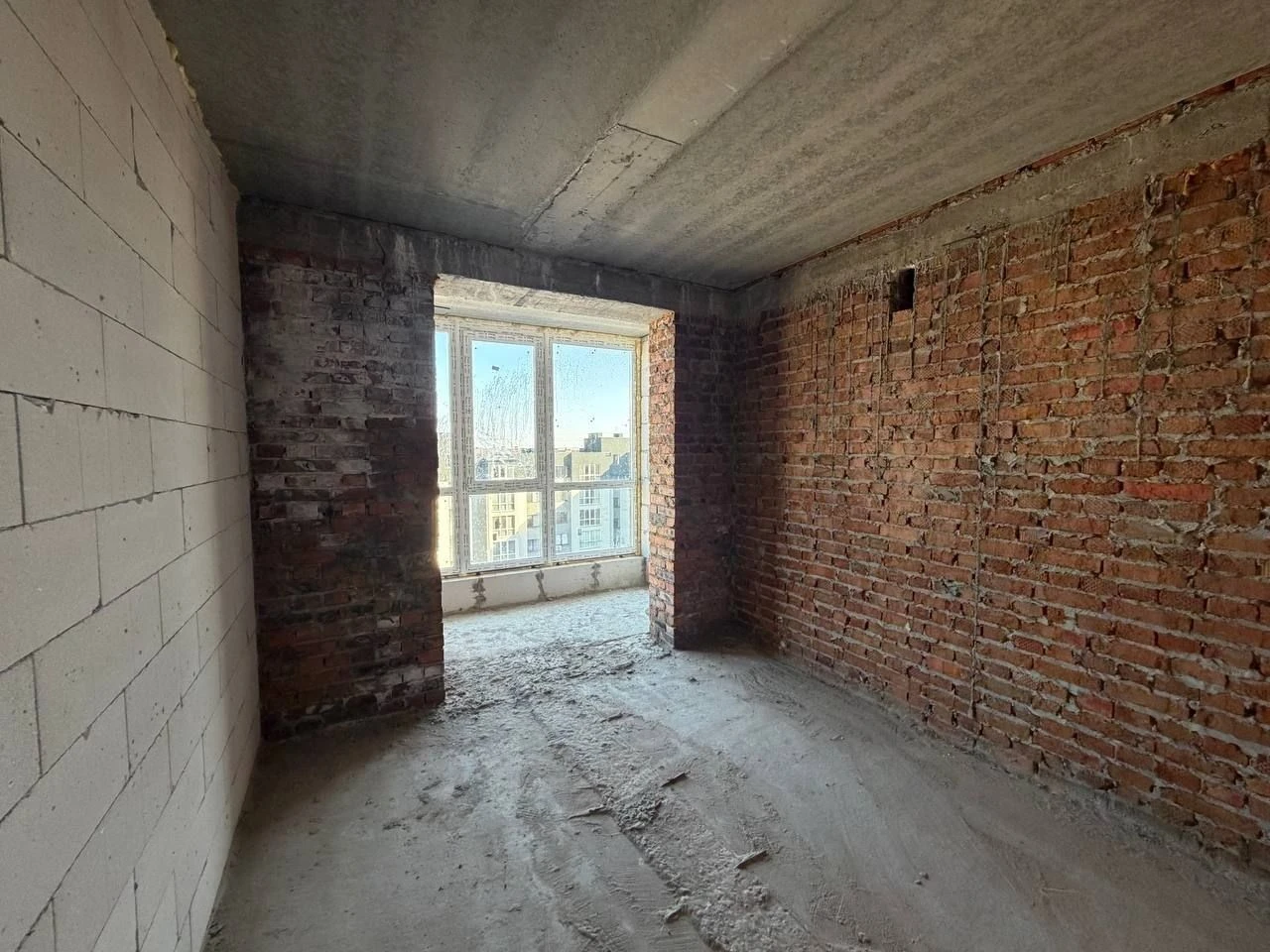 One-bedroom apartment with a wardrobe on the 5th floor