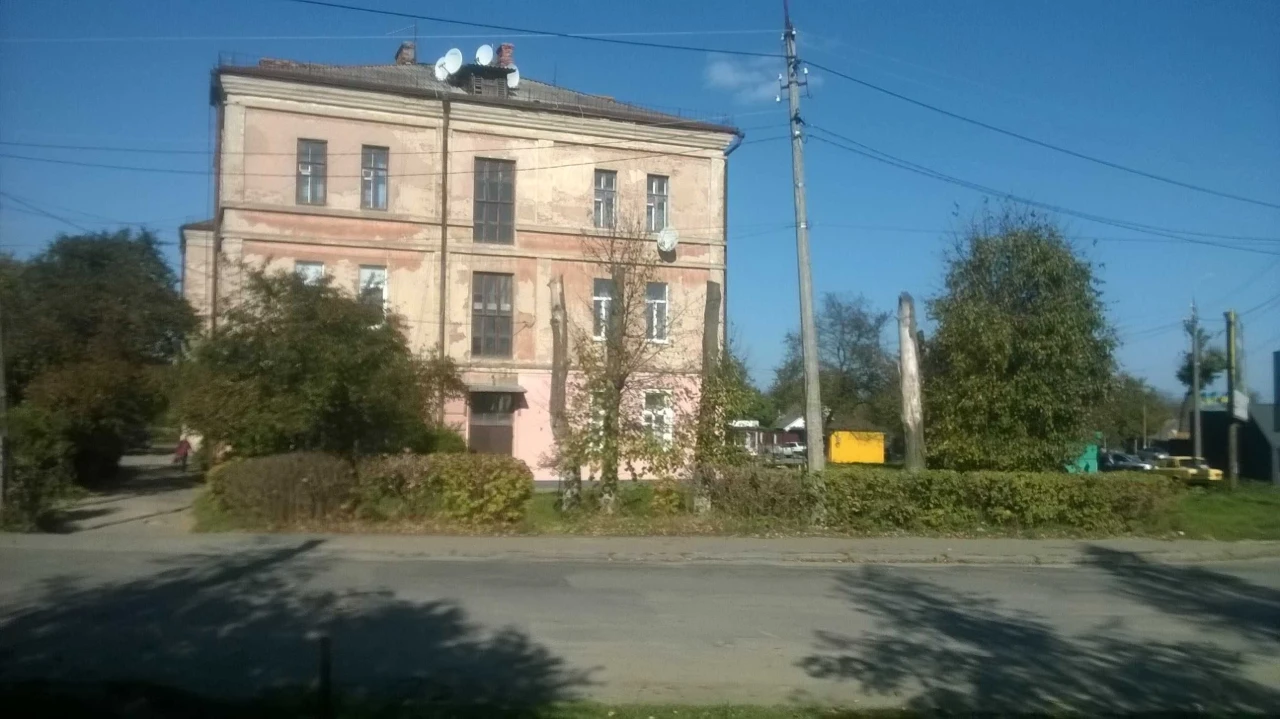 Продається 2-кімнатна квартира в районі 4-ї школи.