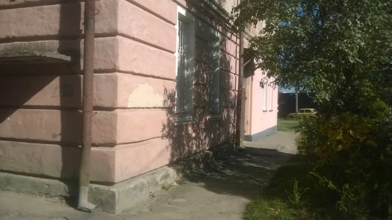 Продається 2-кімнатна квартира в районі 4-ї школи.