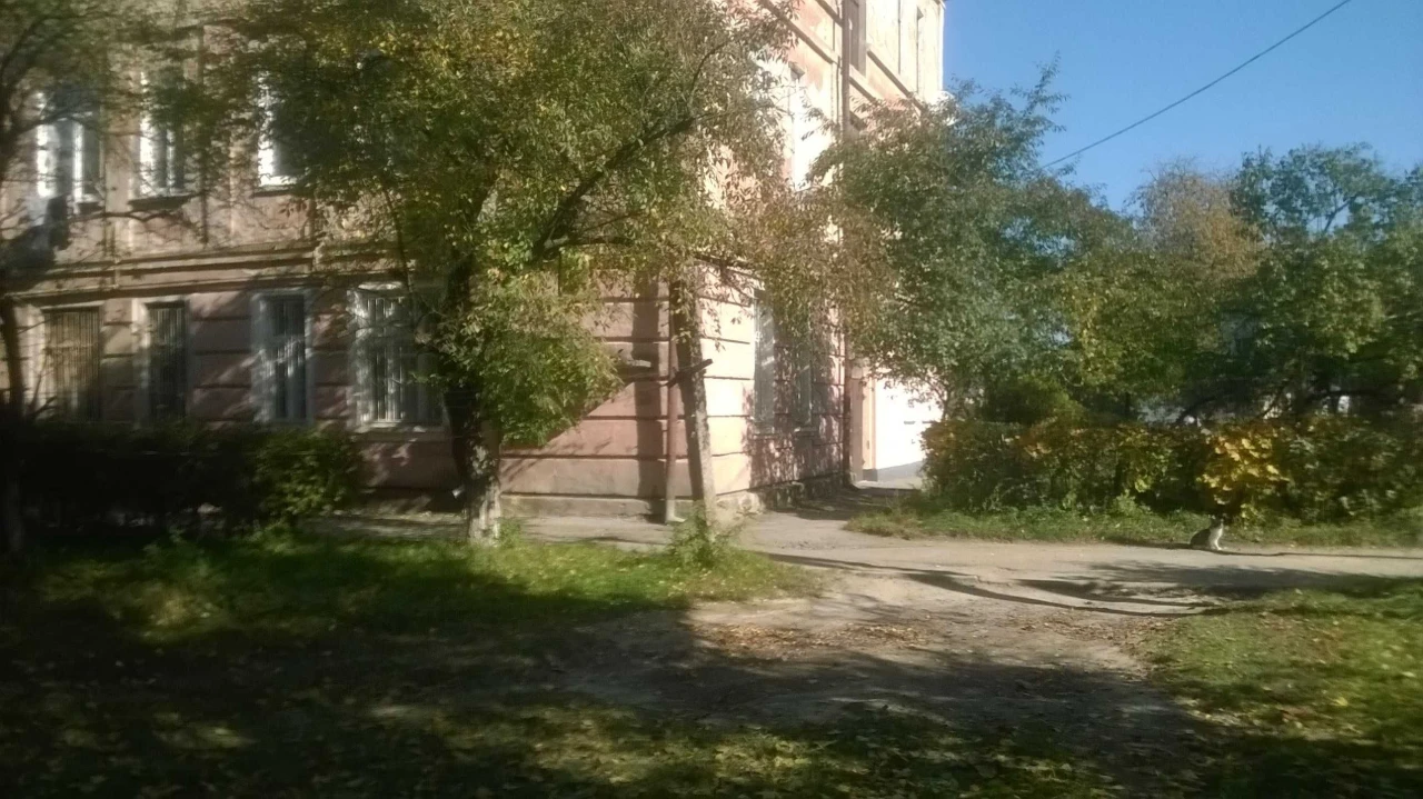 Продається 2-кімнатна квартира в районі 4-ї школи.
