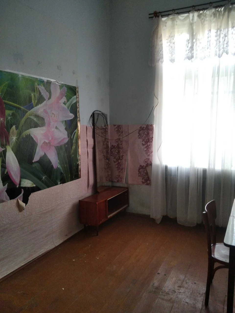 Продається 2-кімнатна квартира в районі 4-ї школи.