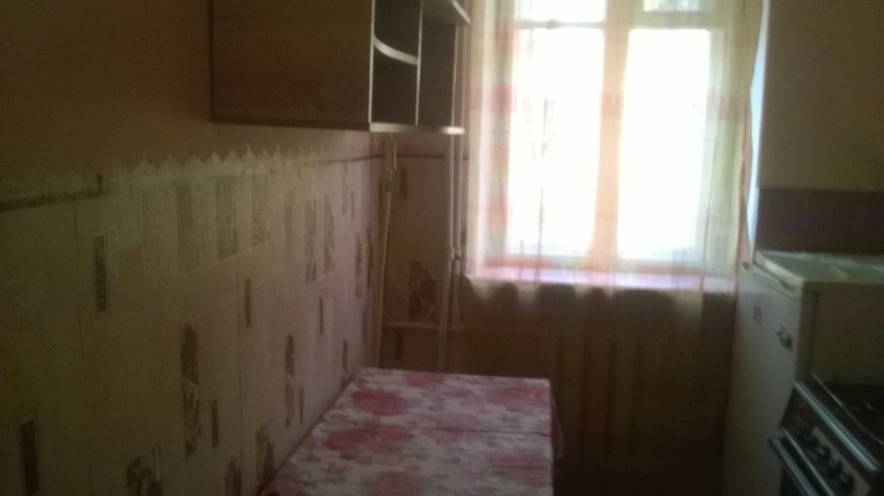 Продається 2-кімнатна квартира в районі 4-ї школи.
