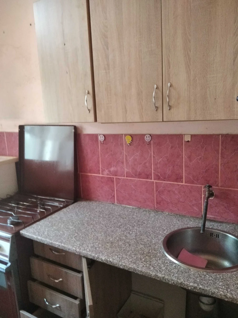 Продається 2-кімнатна квартира в районі 4-ї школи.