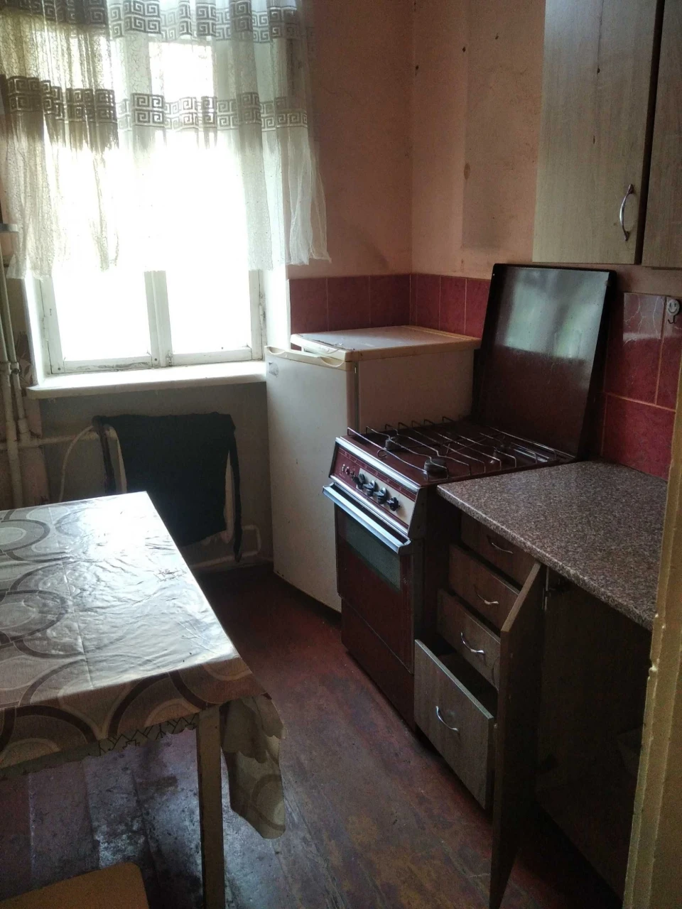 Продається 2-кімнатна квартира в районі 4-ї школи.