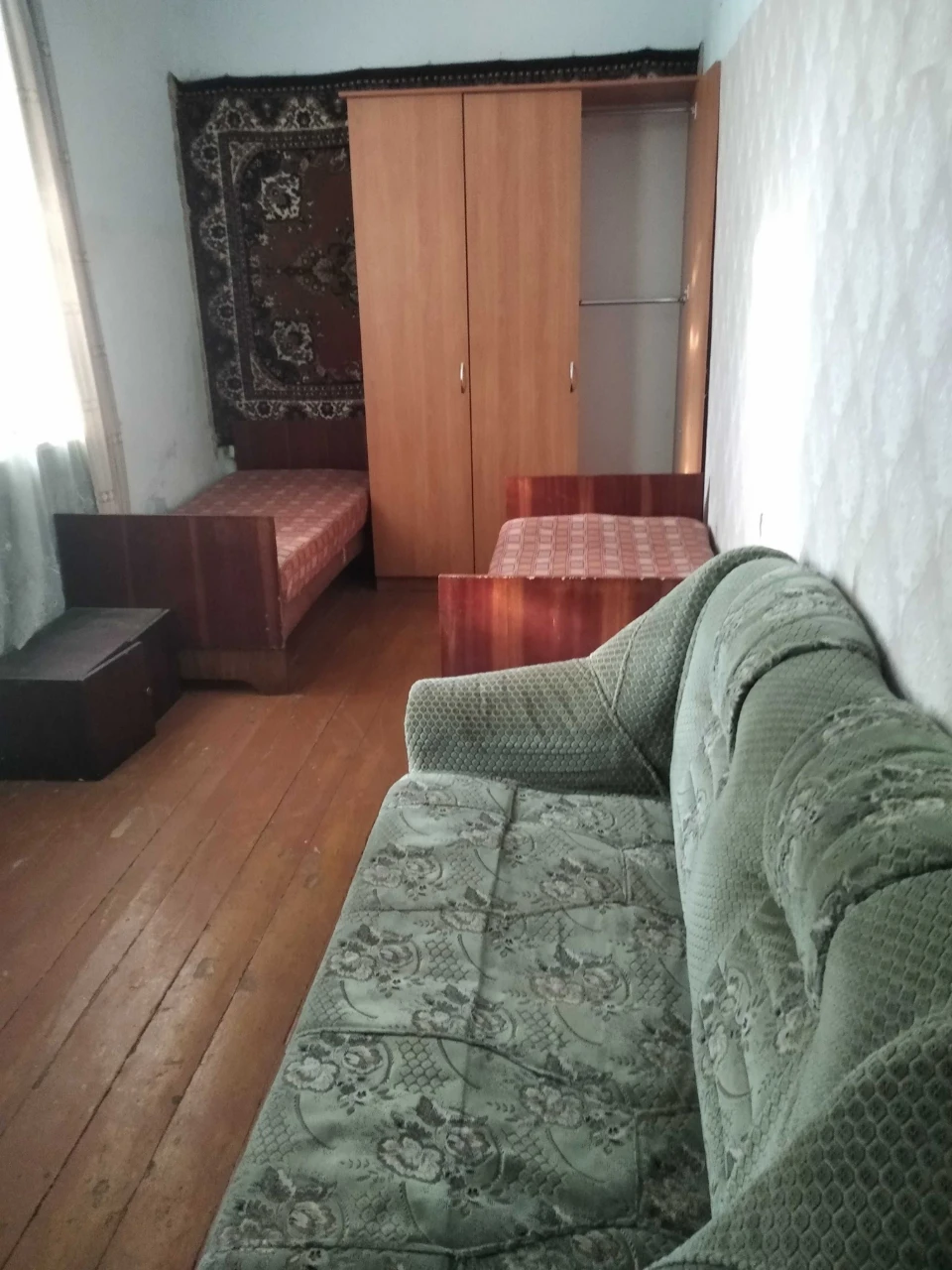 Продається 2-кімнатна квартира в районі 4-ї школи.
