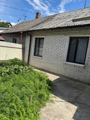 продам квартиру з власним двором