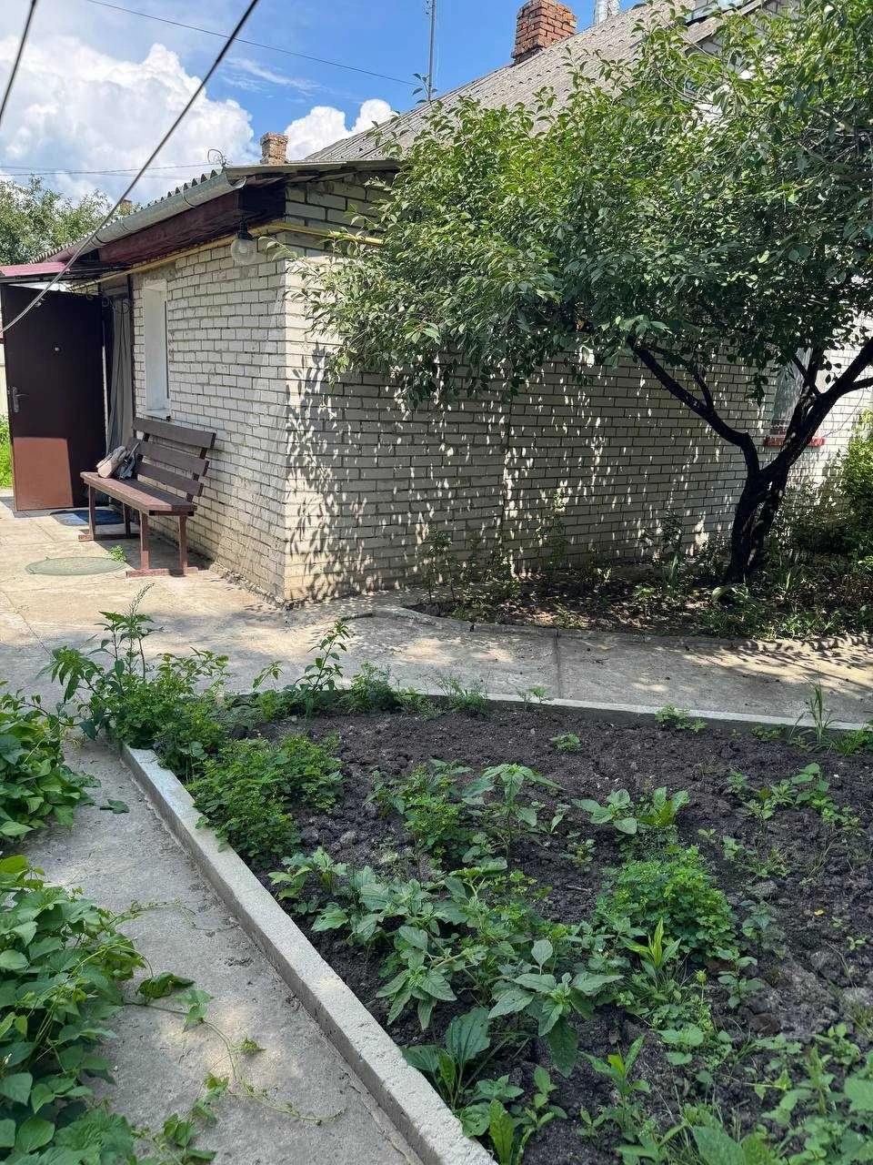 продам квартиру з власним двором