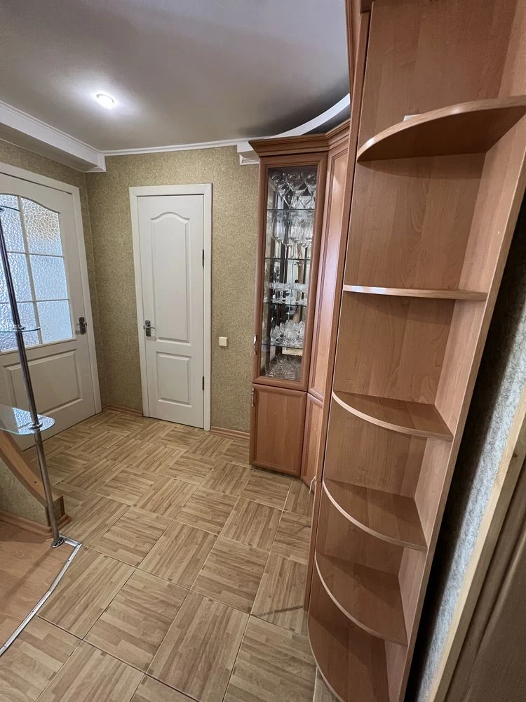 Продается просторная 2-комнатная квартира в центре города Городище, Черкасская область