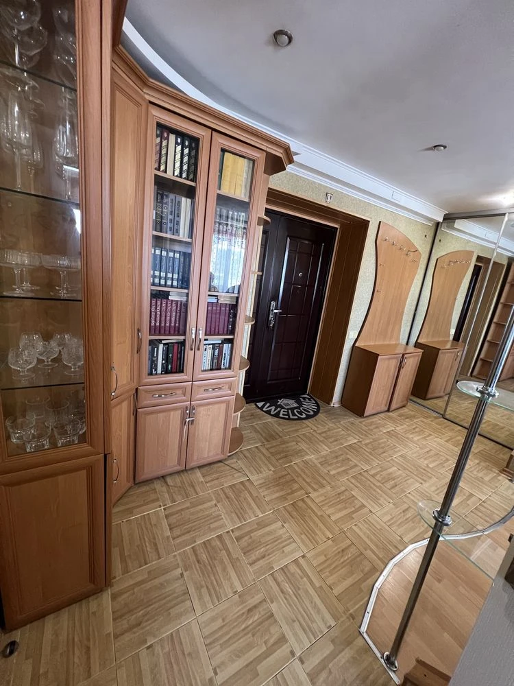 Продается просторная 2-комнатная квартира в центре города Городище, Черкасская область