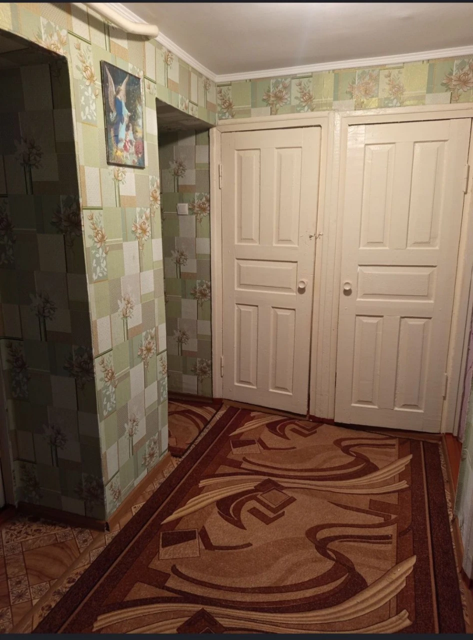 Продається 3-кімнатна квартира в тихому районі.