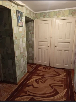 Продається 3-кімнатна квартира в тихому районі.