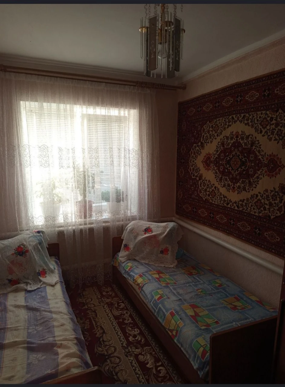 Продається 3-кімнатна квартира в тихому районі.
