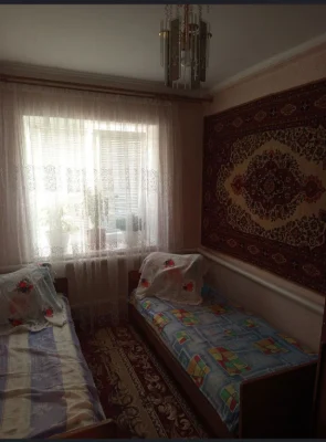Продається 3-кімнатна квартира в тихому районі.