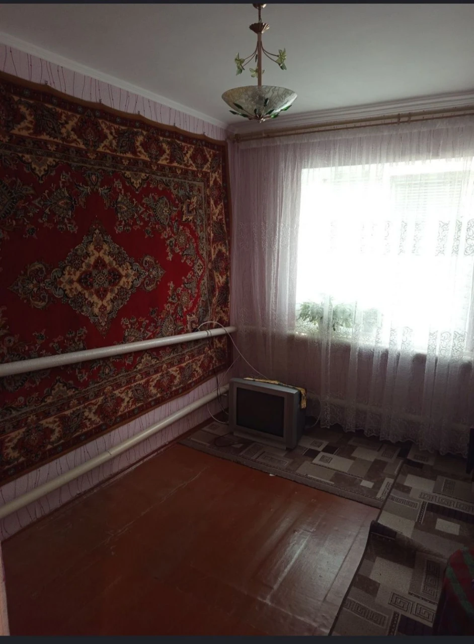 Продається 3-кімнатна квартира в тихому районі.
