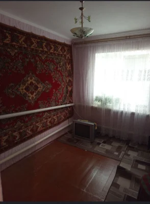 Продається 3-кімнатна квартира в тихому районі.
