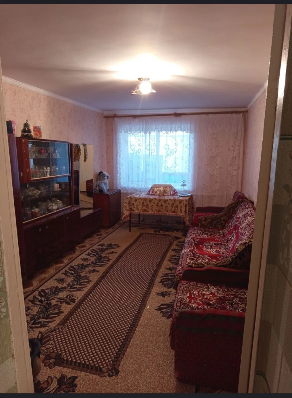 Продається 3-кімнатна квартира в тихому районі.