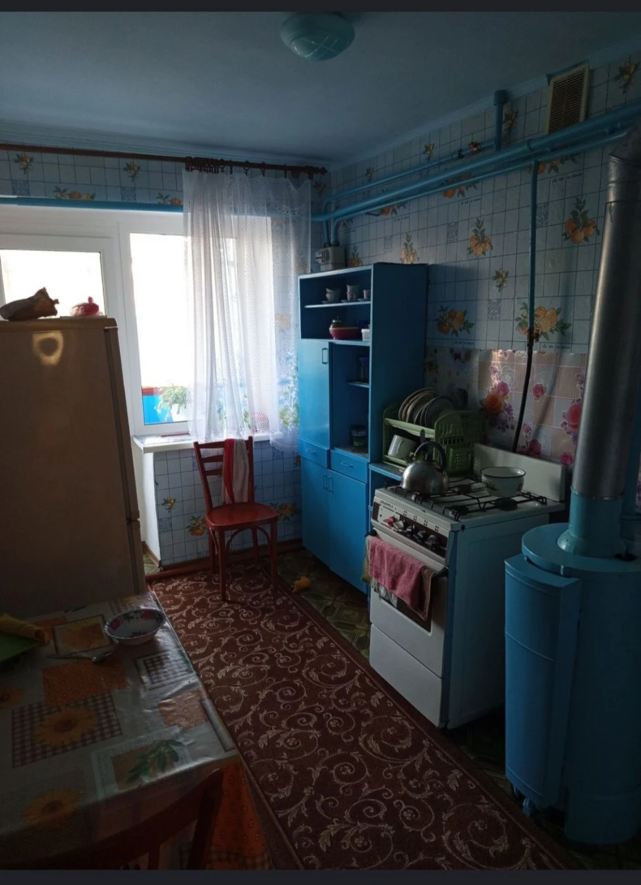 Продається 3-кімнатна квартира в тихому районі.
