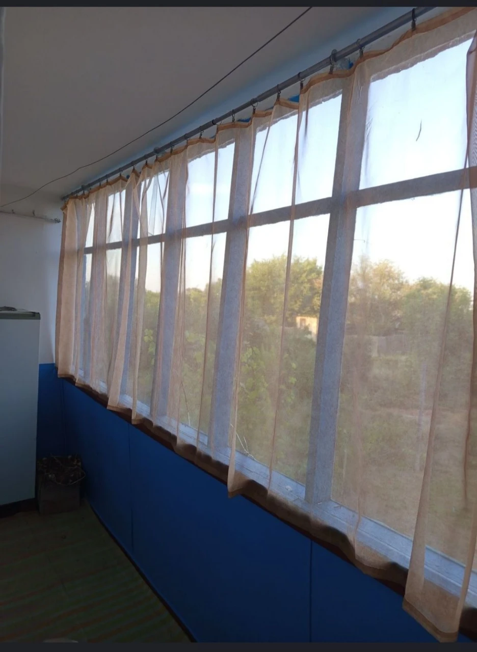 Продається 3-кімнатна квартира в тихому районі.