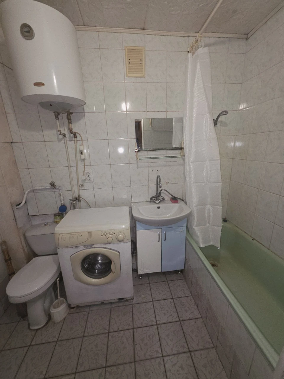 Канев,2х кім.кухня спільна,можна переобладнати