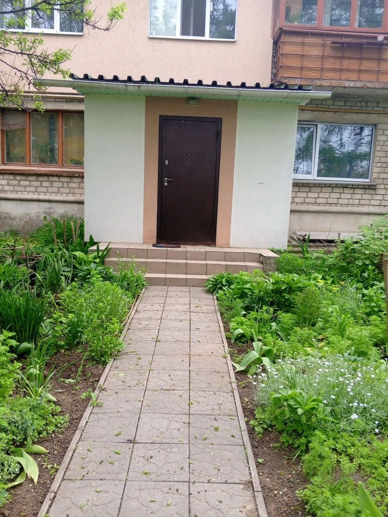Продам квартиру в районі управління.З окремим входом,та мебл