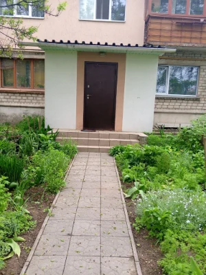 Продам квартиру в районі управління.З окремим входом,та мебл