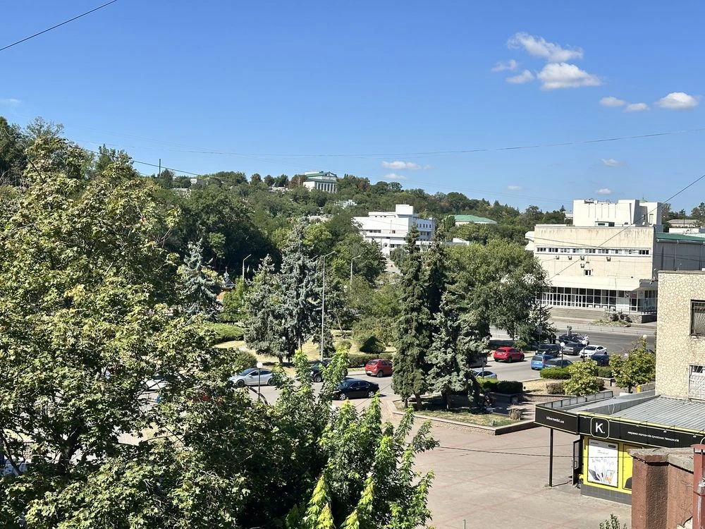 Продам простору 4-кімнатну квартиру в центрі Канева.
