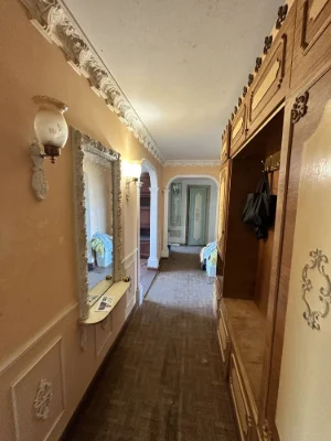 Продам простору 4-кімнатну квартиру в центрі Канева.