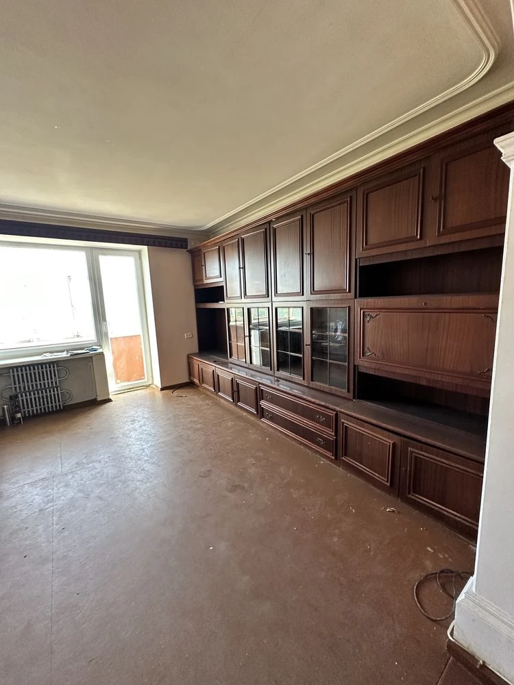 Продам простору 4-кімнатну квартиру в центрі Канева.