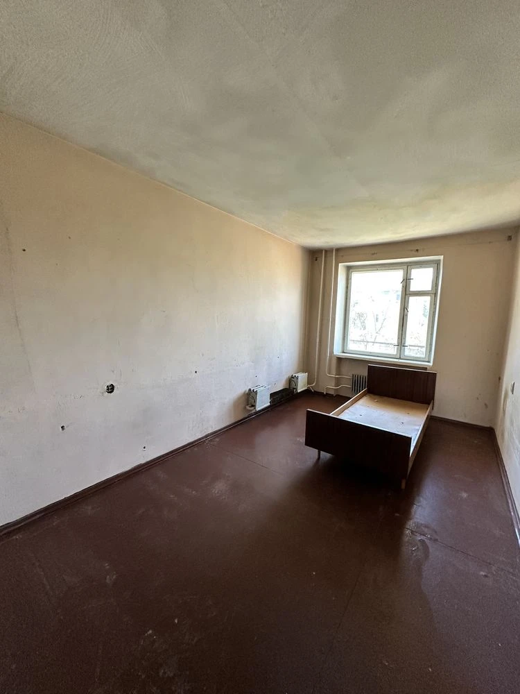 Продам простору 4-кімнатну квартиру в центрі Канева.