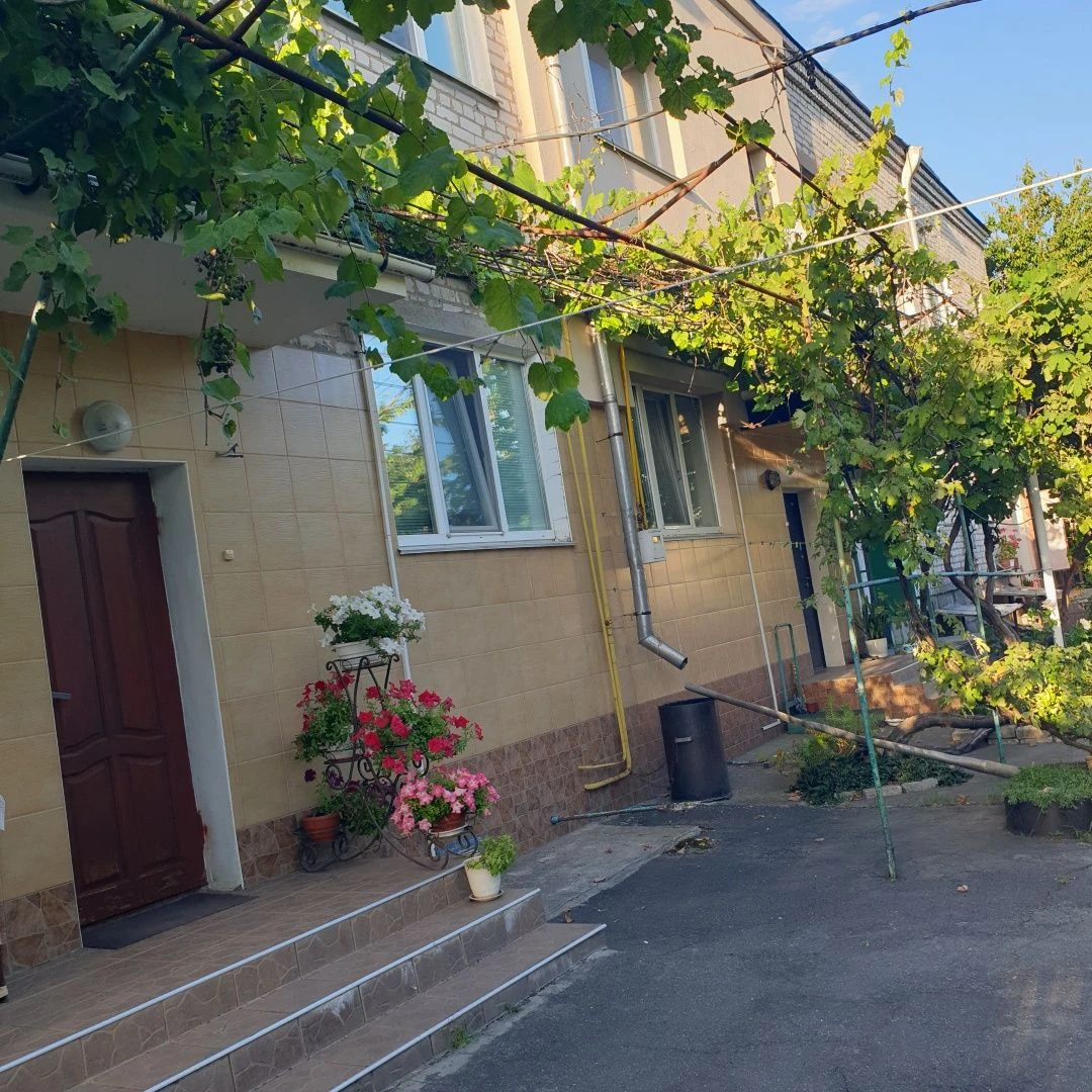 Продаж 4-кімнатного двоповерхового житла з гаражем та господарчими приміщеннями