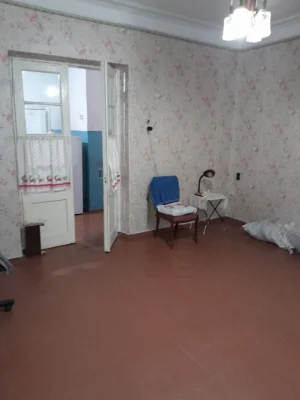 Продается трехкомнатная квартира в центре города + гараж во дворе