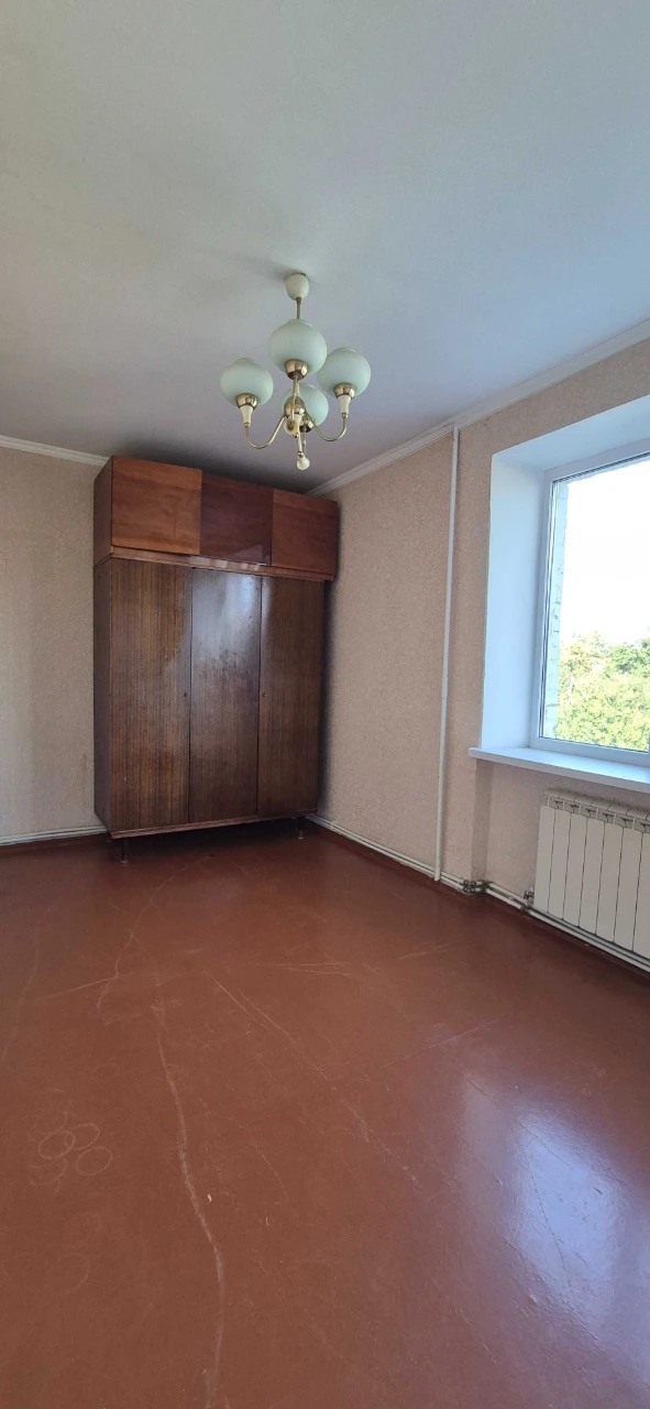 For Sale: 3-room apartment with independent gas heating. Government programs available.
