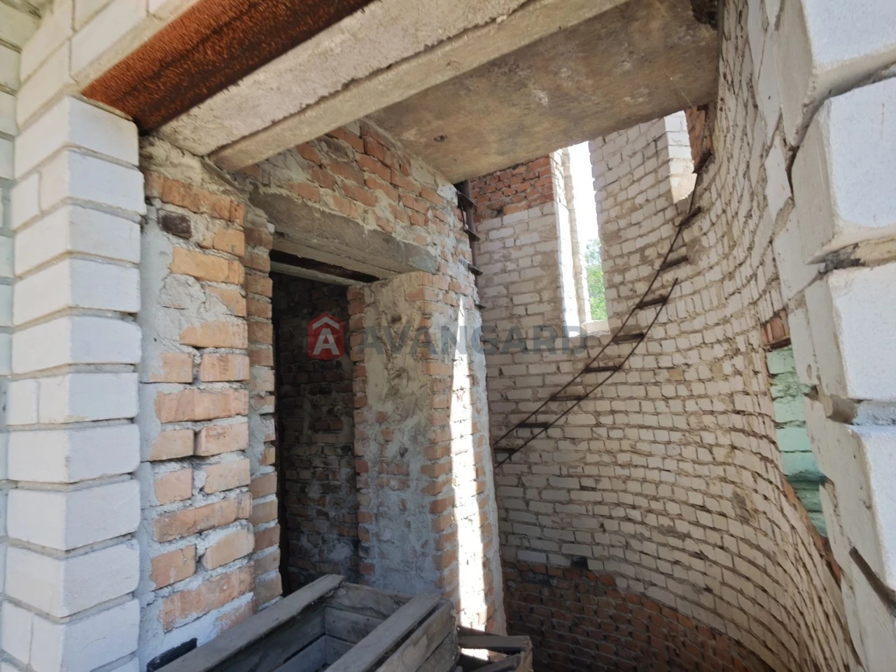 Двоповерховий цегляний будинок у Смілі